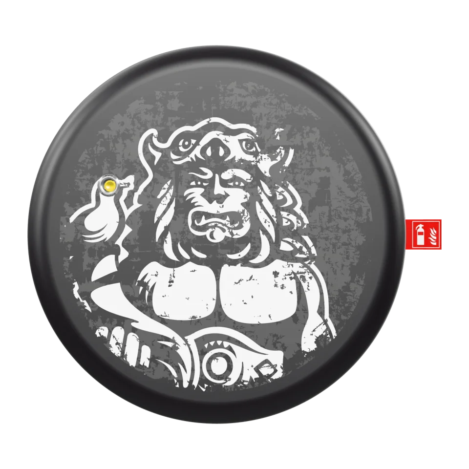 Hasicí štít Amplla × Radegast, podoba Bůh — čelní pohled na designový hasicí přístroj Shield