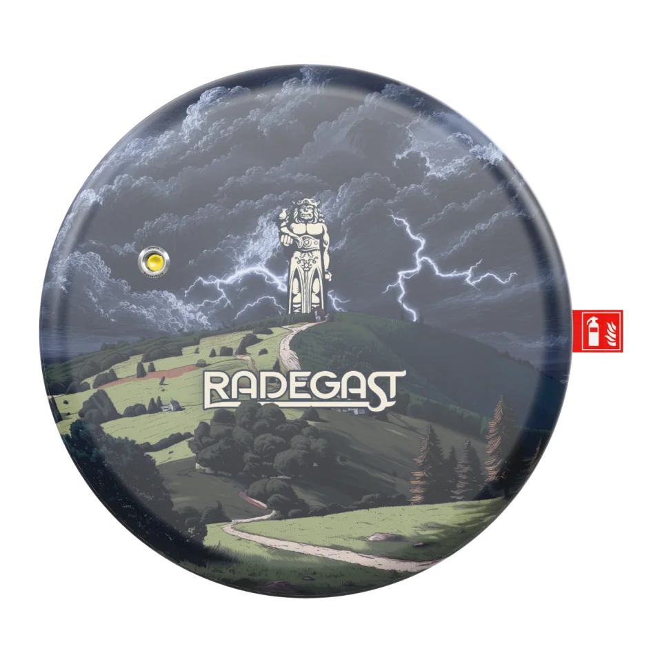 Hasicí štít Amplla × Radegast, podoba Lysá hora — čelní pohled na designový hasicí přístroj Shield